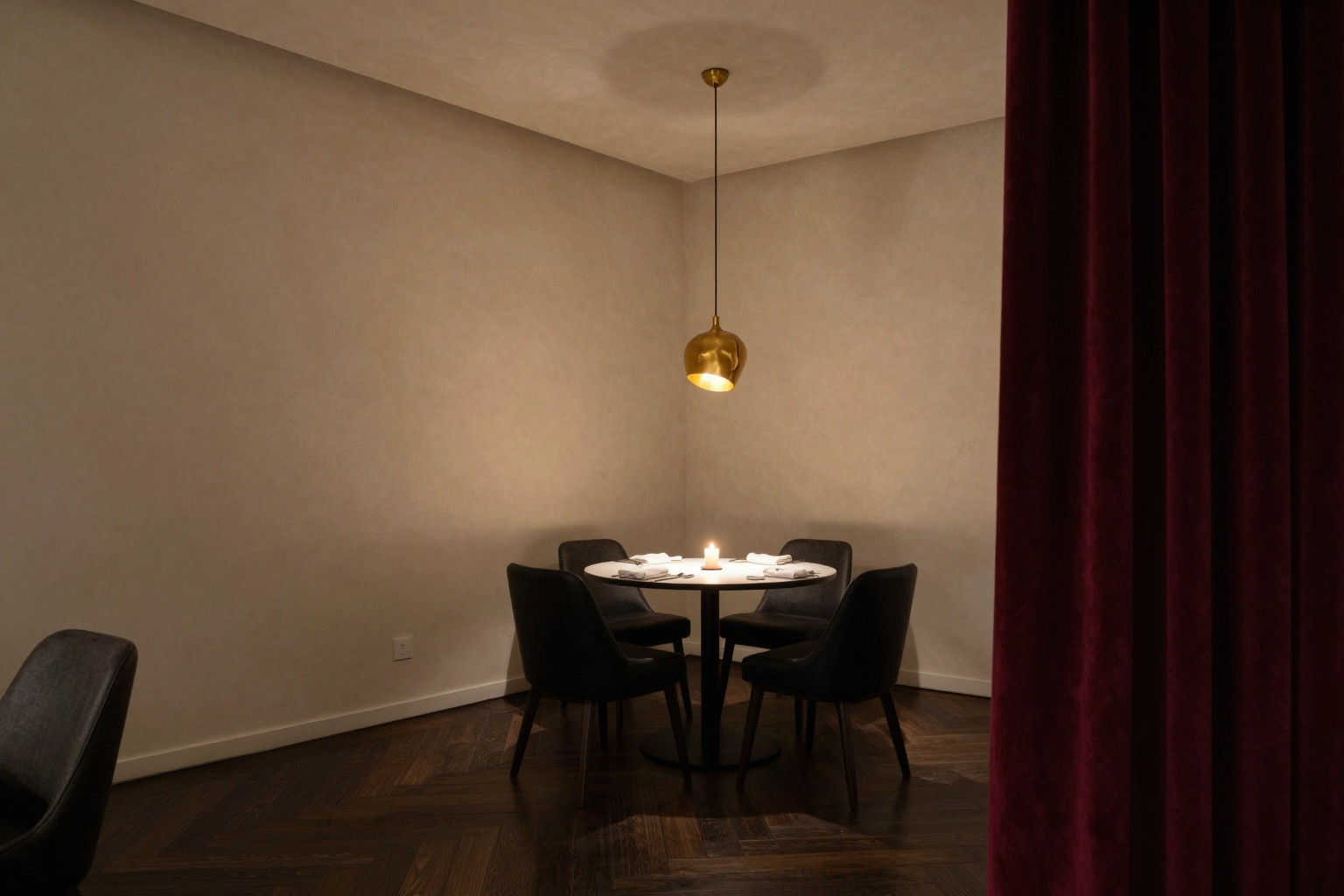 Salle à manger de L'Éclat, table dressée sous une suspension en laiton